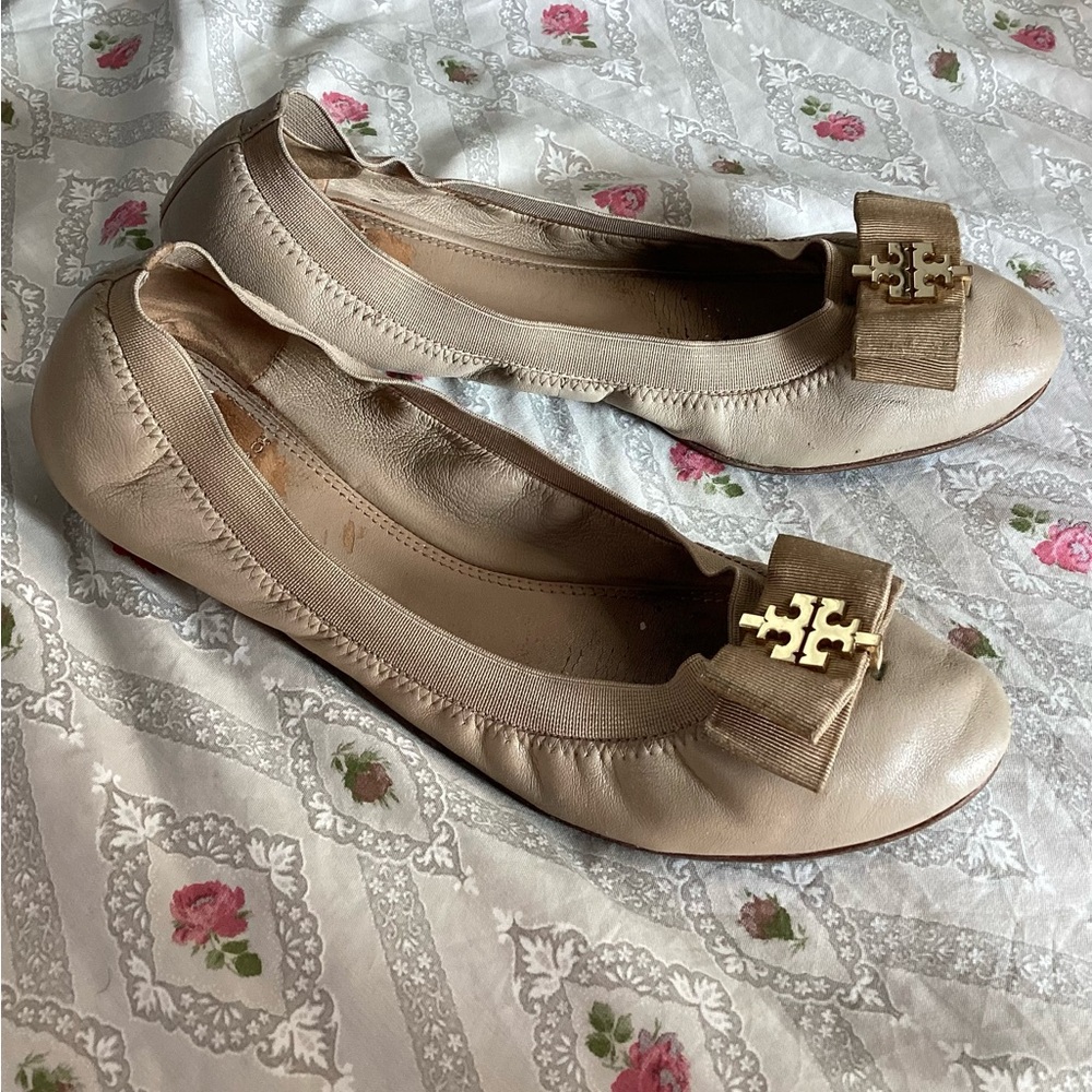 Tory Burch Women's Beige Ballet Flats with Gold Logo 9M
